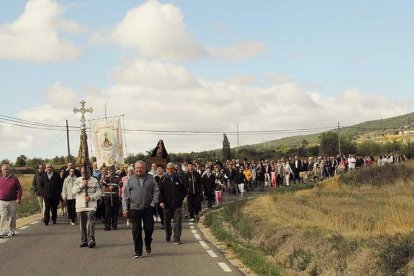 Los romeros de Poza se desplazaron en comitiva desde el municipio hasta la ermita de la Virgen de Pedrajas.-G.G.