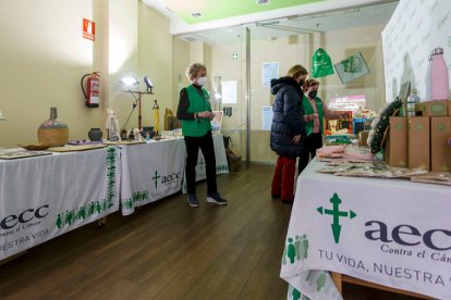 Mercadillo Solidario de la Asociación Española contra el Cáncer (AECC) en el centro comercial El Mirador. SANTI OTERO