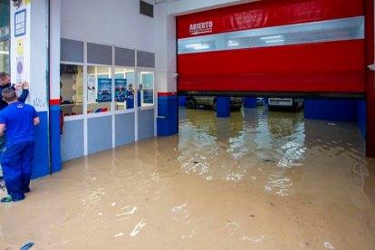 Un taller completamente inundado a raíz de la tormenta registrada ayer en Burgos capital. SANTI OTERO