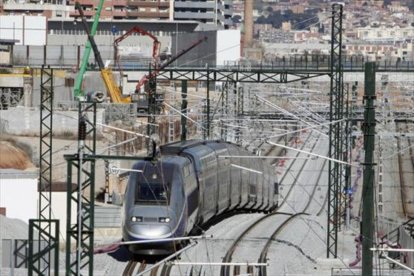 Un tren de alta velocidad francés llega a la estación de La Sagrera.-JOSEP GARCÍA