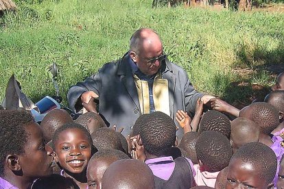 Carmelo del Río, rodeado de niños en la misión de Uganda.-ECB