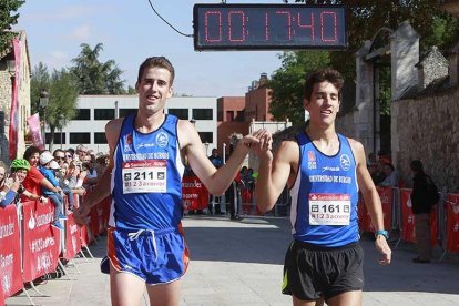 García Azofra y Vivanco cruzan la línea de meta cogidos de la mano.-RAÚL OCHOA