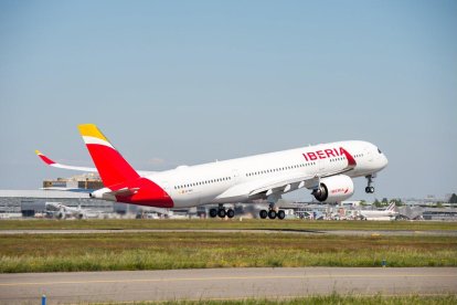 Un avión de Iberia en pleno despegue.-EFE