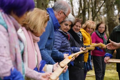 Cerca de 180 personas mayores participaron en la inciativa convocada ayer en El Soto para fomentar la alimentación saludable y la movilidad. ECB