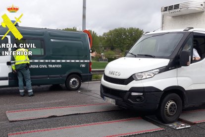 Los agentes realizan el pesaje de un furgón durante la campaña de inspección.