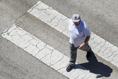 Un hombre cruza por un paso de peatones. SANTI OTERO