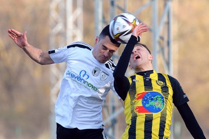 Nacho Heras salta con un contrario. TOMÁS ALONSO