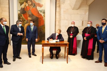 El Rey firmó en el libro de honor de la Catedral de Burgos. CASA REAL