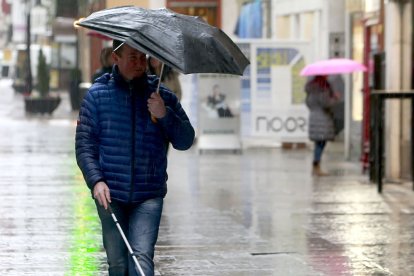 Una persona invidente pasea por Burgos antes de la pandemia. RAÚL G. OCHOA