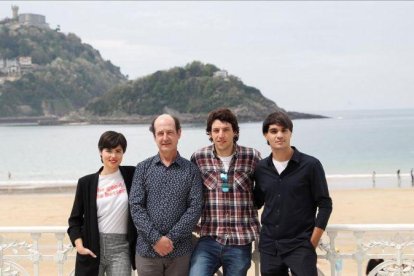 Loreto Mauleon, Mikel Laskurain, Jon Olivares y Eneko Sagardo, protagonistas de Patria, en un descanso del rodaje de la serie en San Sebastián.-JAVIER ETXEZARRETA (EFE)