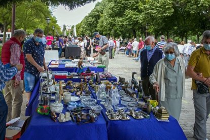 Mercadillo de antigüedades de Burgos en el paseo del Empecinado. TOMÁS ALONSO