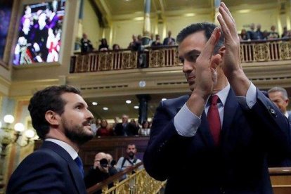 Pablo Casado y Pedro Sánchez, el pasado martes en el Congreso tras la votación de investidura.-EFE / JUAN CARLOS HIDALGO