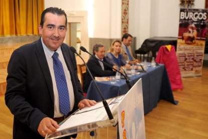 El periodista Íñigo Crespo, antes de comenzar su intervención de ayer.-ISRAEL L. MURILLO