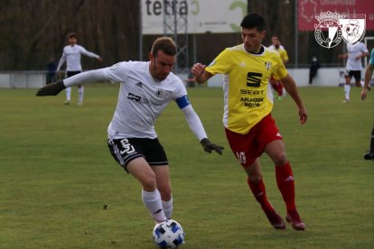 Lance del derbi capitalino disputado el pasado miércoles en Castañares entre el BCF Promesas  y Arlanzón Motor. / BCF