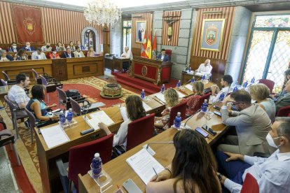 Un momento del último pleno municipal, en el que el debate se acaloró, en el mismo Salón de Plenos en el que se celebrará el Debate sobre el Estado de la Nación. SANTI OTERO