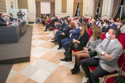 El acto se desarrolló en la Sala Polisón del Teatro Principal en presencia de los colegiados y sus familiares. TOMÁS ALONSO