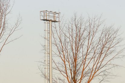 Una de las nuevas torres de iluminación del campo de rugby está situada delante de la futura grada e invade el campo visual de los espectadores.-RAÚL OCHOA