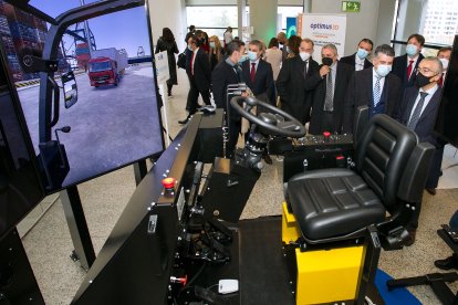 Las autoridades burgalesas participaron en la inauguración de la primera exposición del DIHBU Industria 4.0. TOMÁS ALONSO