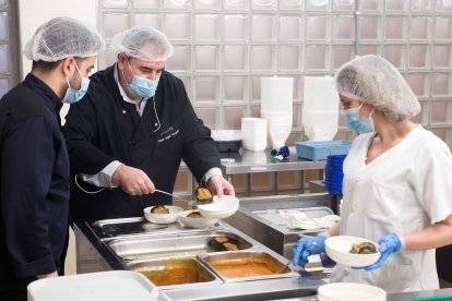 El cocinero burgalés Ricardo Temiño y el jefe de cocina del Hospital Universitario de Burgos, HUBU, Víctor Manuel Hernando, diseñan, por cuarto año consecutivo, un Menú de Reyes especial. Durante dos meses de trabajo se dedican a adaptar platos de la carta de La Fábrica a las necesidades de la comida hospitalaria. Este año de primer sopa de marisco con trozos de pescado, gambones, almejas y mejillones; alcachofa rellena de changurro en salsa americana; ravioli de carne a baja temperatura en su salsa; y de postre un mini roscón de reyes de nata. Un menú adaptado para que el 80% de los pacientes ingresados en el HUBU puedan disfrutarlo. TOMÁS ALONSO