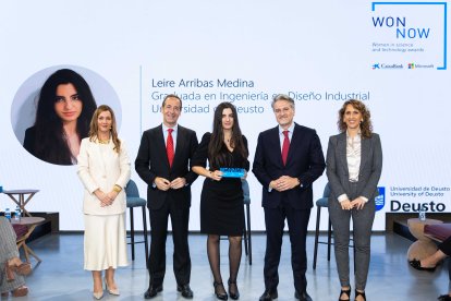 Leire Arribas, en el centro, recibe el premio. ECB