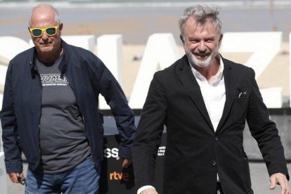 Roger Mitchell (izquierda) y Sam Neill, tras presentar ’Blackbird’ en San Sebastián-EFE / JUAN HERRERO