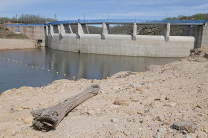 El azud de Los Vados, tras el que se forma un embalse de 3 hectómetros cúbicos de capacidad y una superficie de 104 hectáreas. ICAL