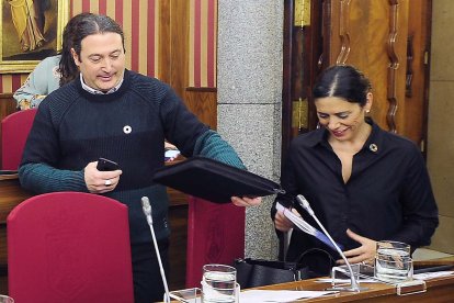 Israel Hernando y Margarita Arroyo, instantes antes de la celebración de un Pleno ordinario. ISRAEL L. MURILLO