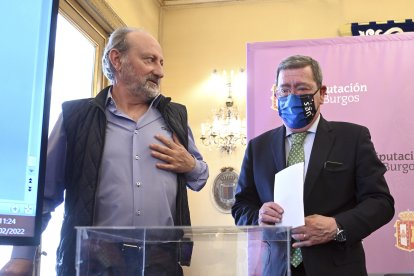 Manuel Rojo y César Rico durante la presentación del cráneo que registra la primera intervención quirúrgica de la historia en el dolmen de El Pendón. TOMÁS ALONSO