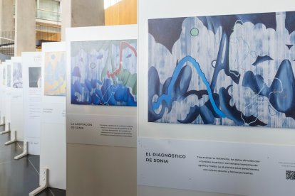 Exposición 'Cuadros de Esperanza' que puede verse en el hall del Hospital Universitario de Burgos. SANTI OTERO