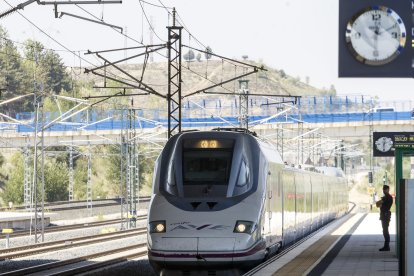 El primer AVE llega a la estación burgalesa. SANTI OTERO