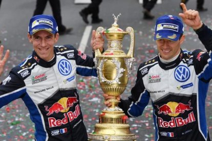 Julien Ingrassia y Sébastian Ogier celebran, en Gales, su cuarto título mundial consecutivo.-AFP / BEN STANSALL