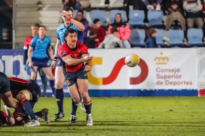 El medio melé del conjunto burgalés, Tany Bay, con el XV del León. @FERUGBY