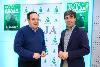 El presidente de Asaja, Pedro Barato, y el responsable provincial, Esteban Martínez antes de su intervención. TOMÁS ALONSO