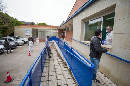 Vecinos de la zona de salud de Treviño pasan por el centro en el que se realizó ayer el cribado masivo. ICAL