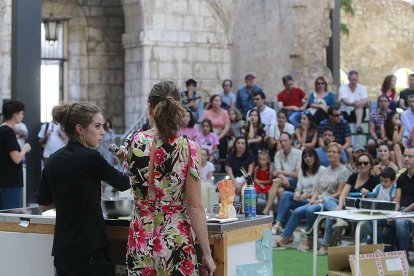 El público casi completó las gradas para ver la elaboración de las propuestas culinarias, como la de Gema de Domingo.-Raúl Ochoa