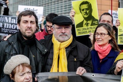 Los exconsejeros catalanes Antoni Comín (izquierda) y Lluis Puig (centro).-EPA