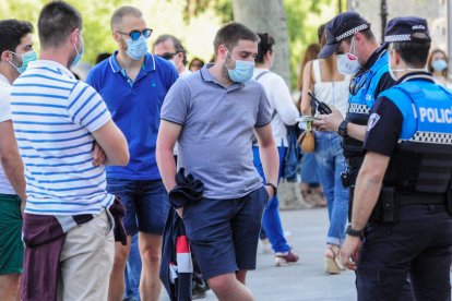 La Policía Local no baja la guardia y continúa vigilando el cumplimiento estricto de la normativa sanitaria vigente. ISRAEL L. MURILLO