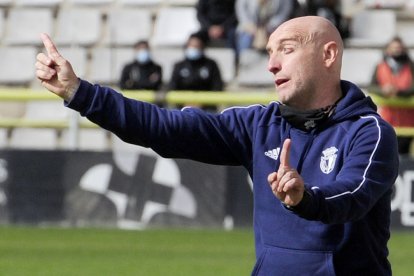 Julián Calero da instrucciones a sus jugadores durante un partido en El Plantío. ISRAEL L. MURILLO