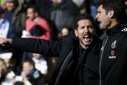 Simeone se queja airadamente al cuarto árbitro durante el derbi del sábado pasado.-REUTERS / JUAN MEDINA