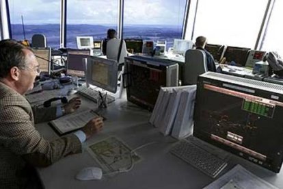 Controladores aéreos trabajando en el Aeropuerto Adolfo Suárez Madrid-Barajas-JUAN M. ESPINOSA (EFE)