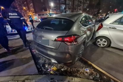 El joven chocó contra un vehículo estacionado en la avenida de Derechos Humanos. POLICÍA LOCAL