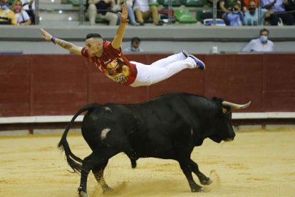 Concurso de recortadores en el Coliseum como preludio de la feria taurina. SANTI OTERO