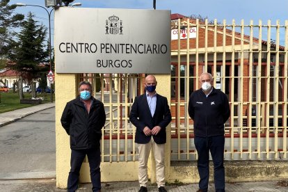 Fermín González, párroco del centro, Miguel Martínez, de Voluntariado Caixabank, y Javier Marín, responsable de Acción Social de Caixabank Fundación la Caixa. ECB