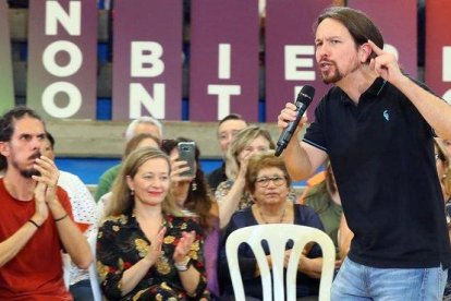 El secretario general de Podemos, Pablo Iglesias, en un acto en Canarias, junto al secretario de Organización, Alberto Rodríguez, y la diputada, Victoria Rosell.-ELVIRA URQUIJO (EFE)