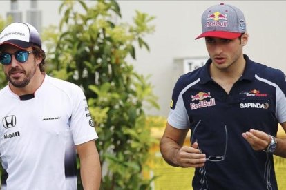 Fernando Alonso y Carlos Sainz, durante el gran premio de Montmeló.-EFE / ALEJANDRO GARCÍA