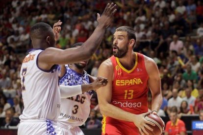 El pívot de la selección, Marc Gasol, controla el balón ante dos rivales en el partido jugado en Málaga-EFE / CARLOS DÍAZ