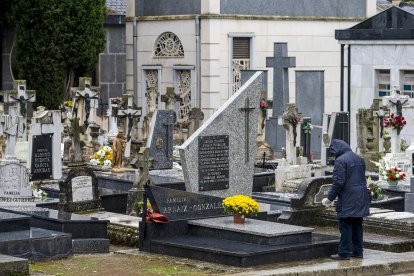 Estos días son de visita, limpieza y homenaje entre las sepulturas y nichos del cementerio. SANTI OTERO