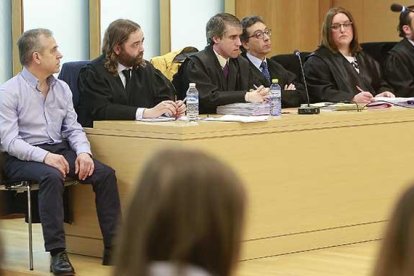 El letrado de la defensa (segundo por la izquierda) y los abogados de la acusación, ayer, en la primera sesión del juicio por el asesinato de Benita Núñez.-RAÚL G. OCHOA