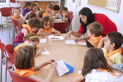 Varios niños realizan una actividad.-SANTI OTERO