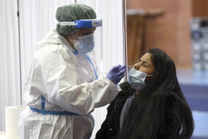 Una mujer participa en el segundo cribado de la Universidad de Burgos. SANTI OTEROa